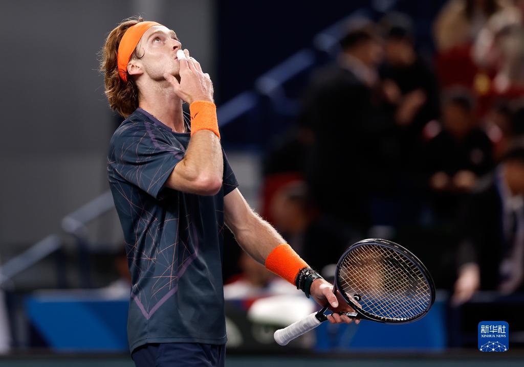  卢布列夫马德里大师赛强势登顶