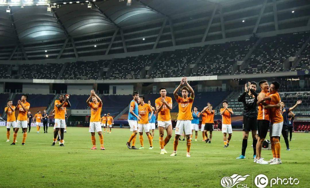  球迷助威声震天，主场氛围助力球队