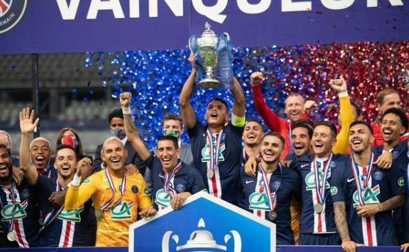  球迷文化薪火相传，助威声浪震撼绿茵场